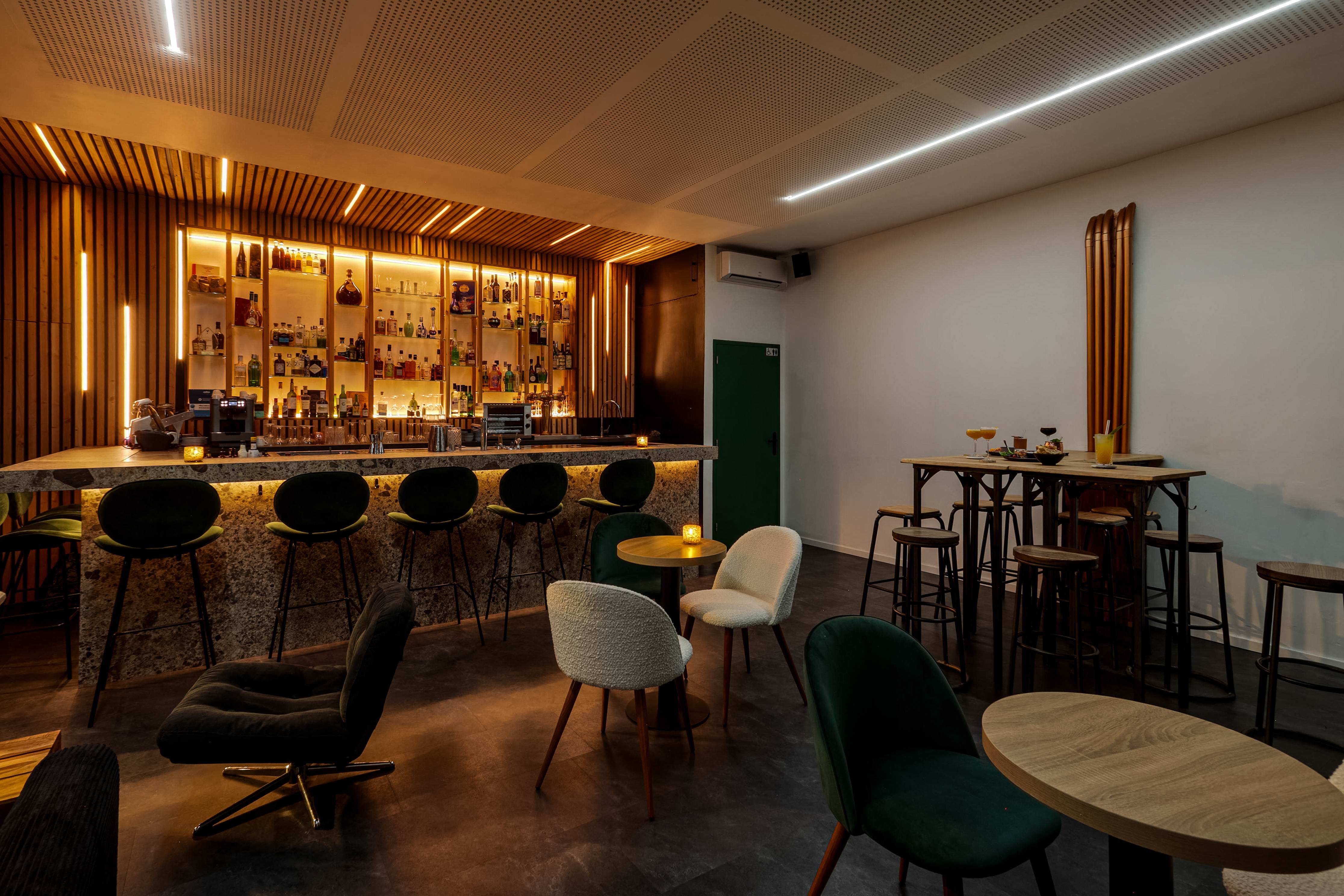 Vue large de la salle et du bar du Nektar
