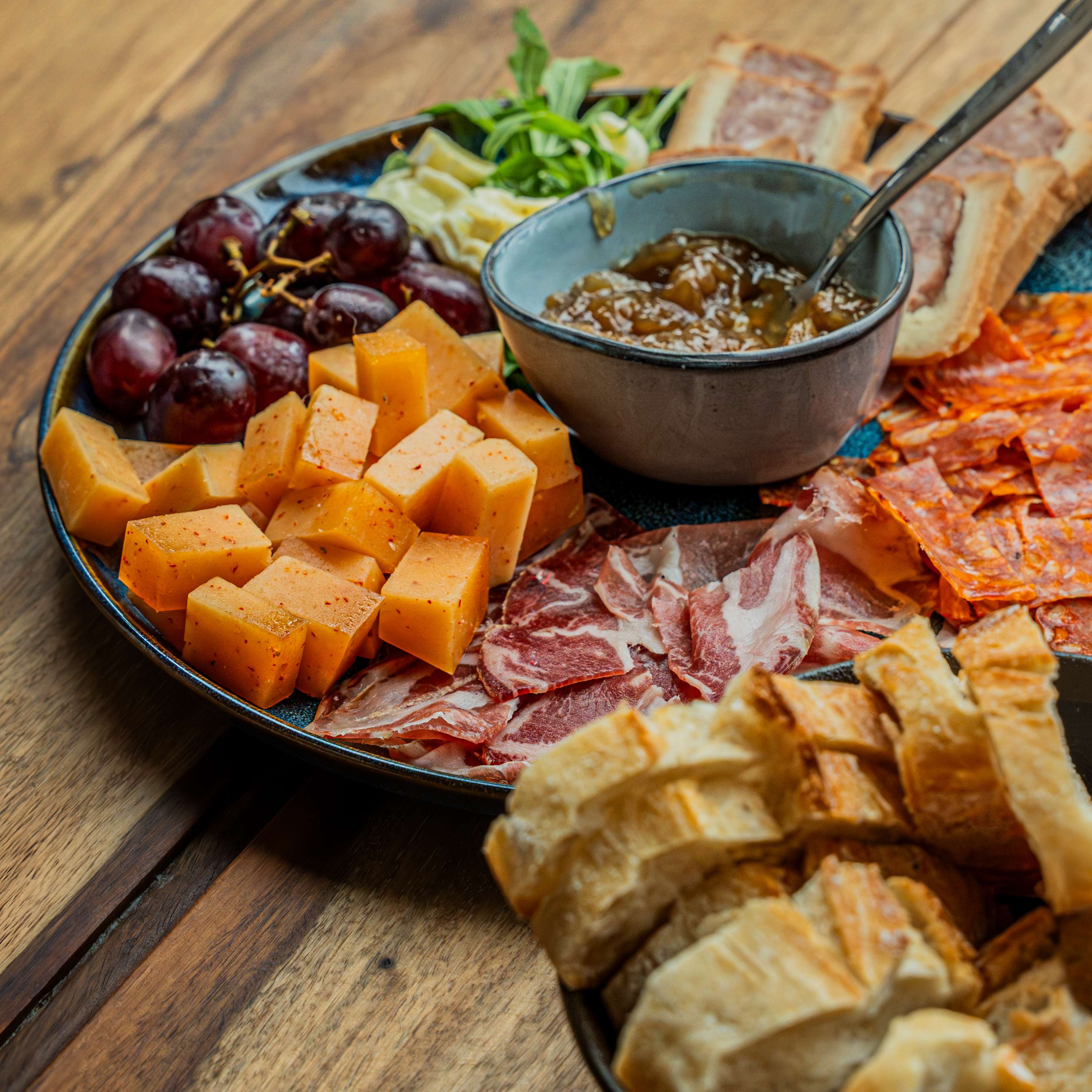Planche gourmande avec fromages, charcuteries et pain